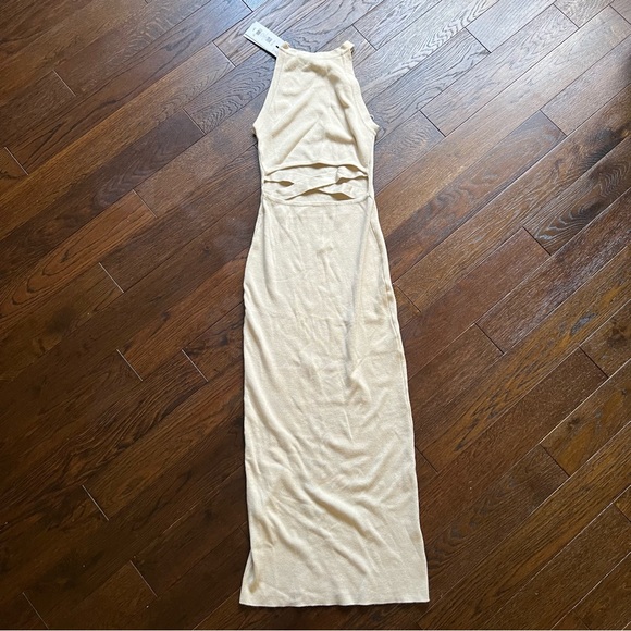 Sleeveless cut out dress - Picture 2 of 7